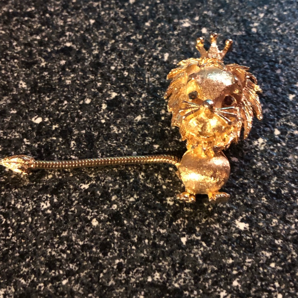 Anthropomorphic Cartoon Lion Articulating Tail Brooch Vintage Gold Tone ART